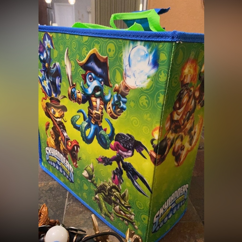 Skylander lot with case